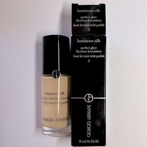 BNIB Giorgio Armani _ Luminous Silk Perfect Glow Flawless Foundation_ Color 2